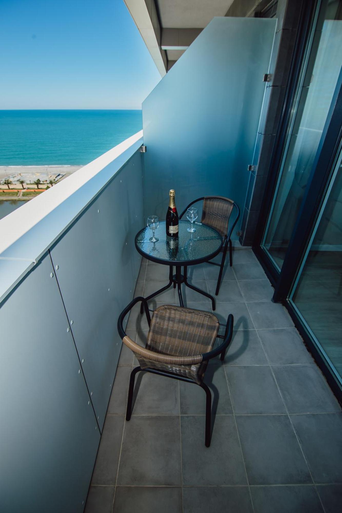 Your Sunshine Apartments Batumi Bagian luar foto
